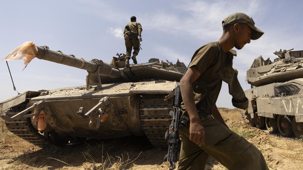 Gaza-Krieg: Israelische Soldaten und Panzer nahe der Grenze zum südlichen Gazastreifen am 2. Mai.