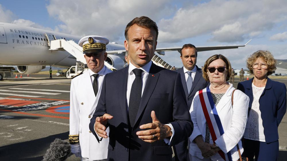 Überseegebiet Neukaledonien: Ankunft Emmanuel Macrons in Neukaledonien am Donnerstag: Das französische Überseegebiet wird derzeit von Unruhen erschüttert.