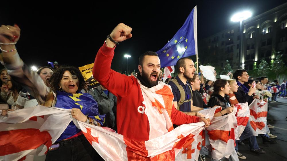 Proteste in Georgien: Seit Mitte April protestieren Tausende Menschen in der georgischen Hauptstadt Tiflis 