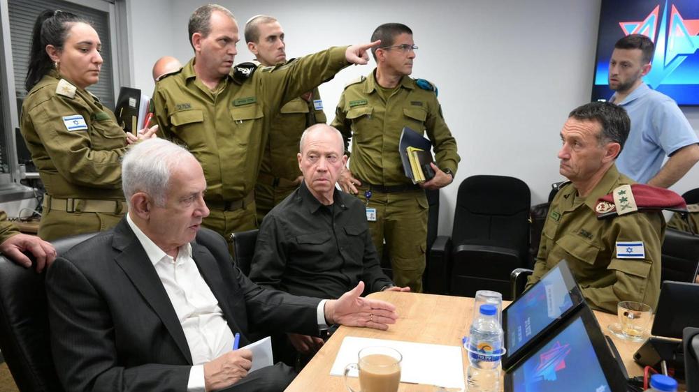 Antrag des IStGH auf Erlass eines Haftbefehls: Der israelische Ministerpräsident Benjamin Netanjahu und sein Verteidigungsminister Joaw Gallant besprechen die Lage im Hauptquartier der israelischen Streitkräfte (IDF) kurz nach dem Hamas-Angriff am 7. Oktober.