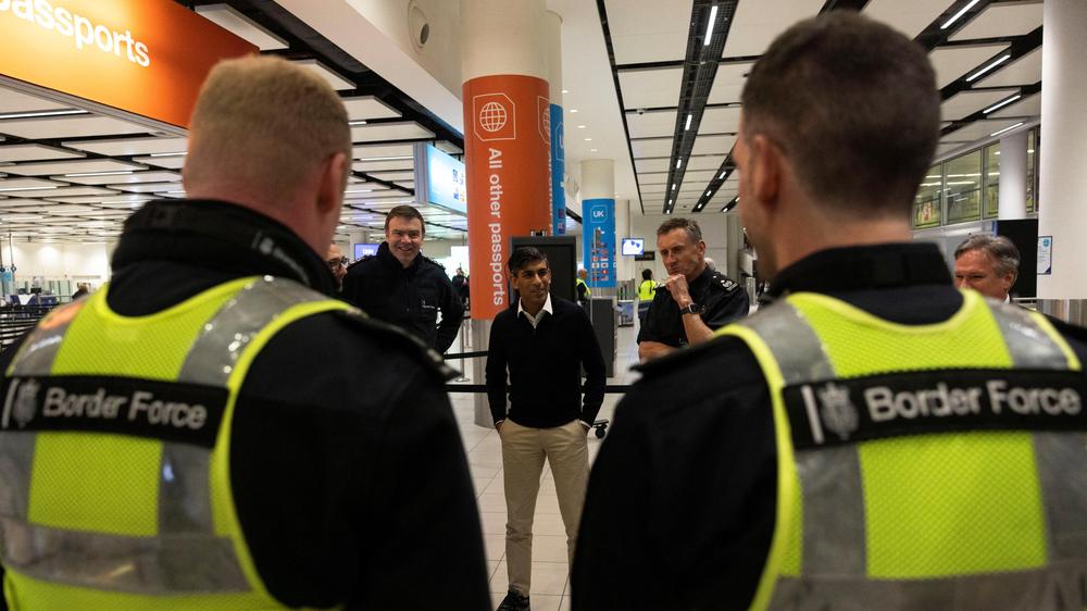 Großbritannien: Rishi Sunak, Premierminister von Großbritannien, trifft bei einem Besuch des Flughafens Gatwick Beamte der Grenzpolizei. 