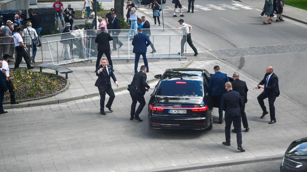 Assassination attempt in Slovakia: Bodyguards take Slovak Prime Minister Robert Fico to safety in a car after the assassination attempt.