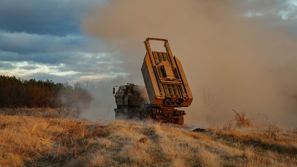 Waffen für die Ukraine: Ein Himars-Mehrfachraketenwerfer feuert im Dezember 2023 ATACMS-Raketen in der Ukraine ab.