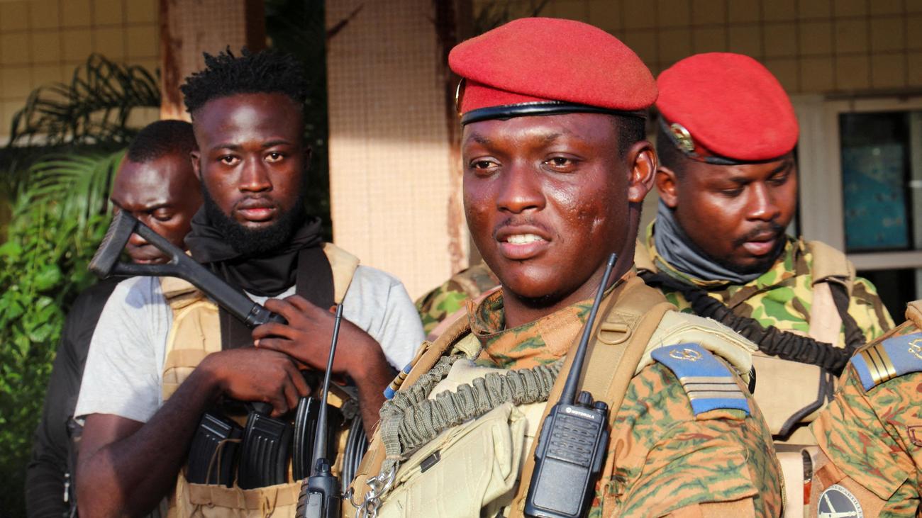 Afrique de l’Ouest : la junte militaire du Burkina Faso prolonge de cinq ans son propre gouvernement