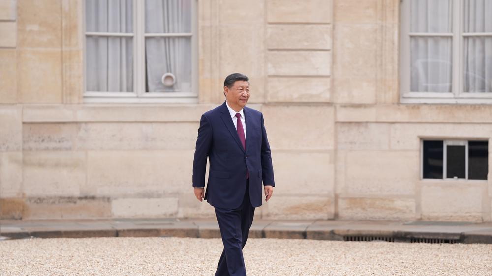 Der chinesische Präsident Xi Jinping auf dem Weg zu einem Treffen mit Emmanuel Macron in Paris 