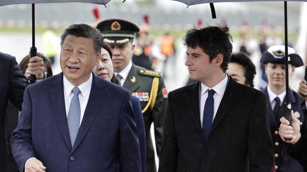 China: Xi Jinping (links), Präsident von China, wird von Gabriel Attal, Premierminister von Frankreich, auf dem Flughafen Orly empfangen. 