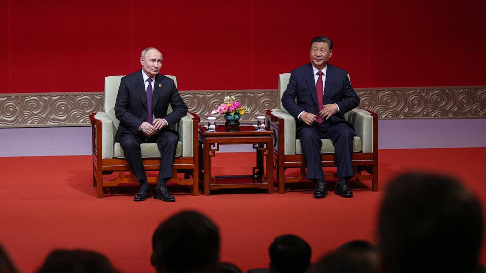 Wladimir Putin bei Xi Jinping: Treffen sich zwei Friedenstauben | ZEIT ...