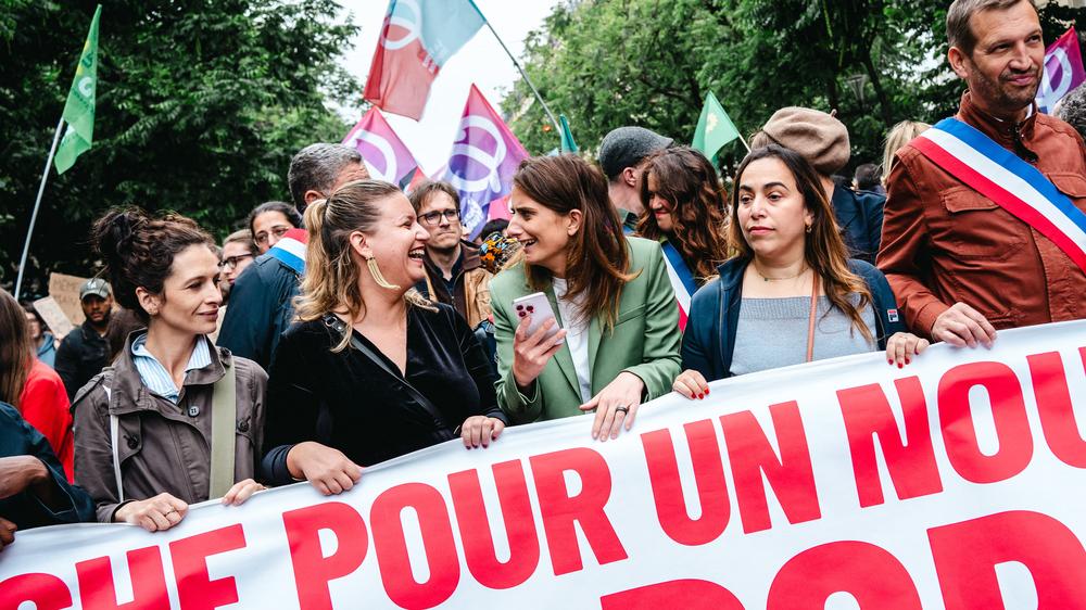 Nuove elezioni in Francia: manifestazione antidestra a Parigi.  I partiti di sinistra hanno unito le loro forze per formare una coalizione di sinistra 