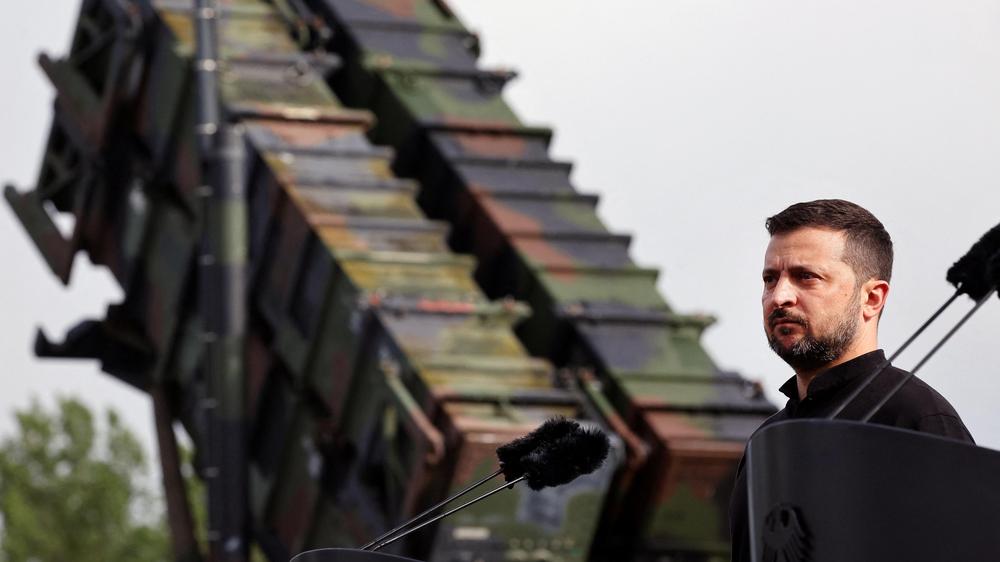 Ukraine: Der ukrainische Präsident Wolodymyr Selenskyj vor einem Patriot-Raketenabwehrsystem