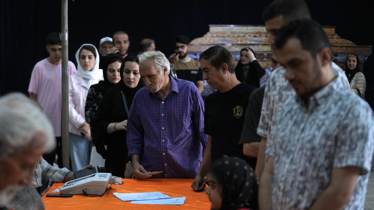 Iran: Iranian authorities start counting votes after the presidential election