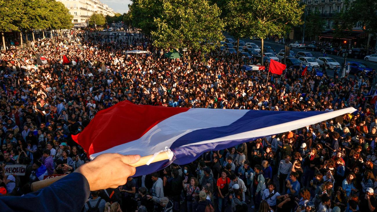 Elections législatives en France : un vainqueur surprenant, une formation gouvernementale incertaine