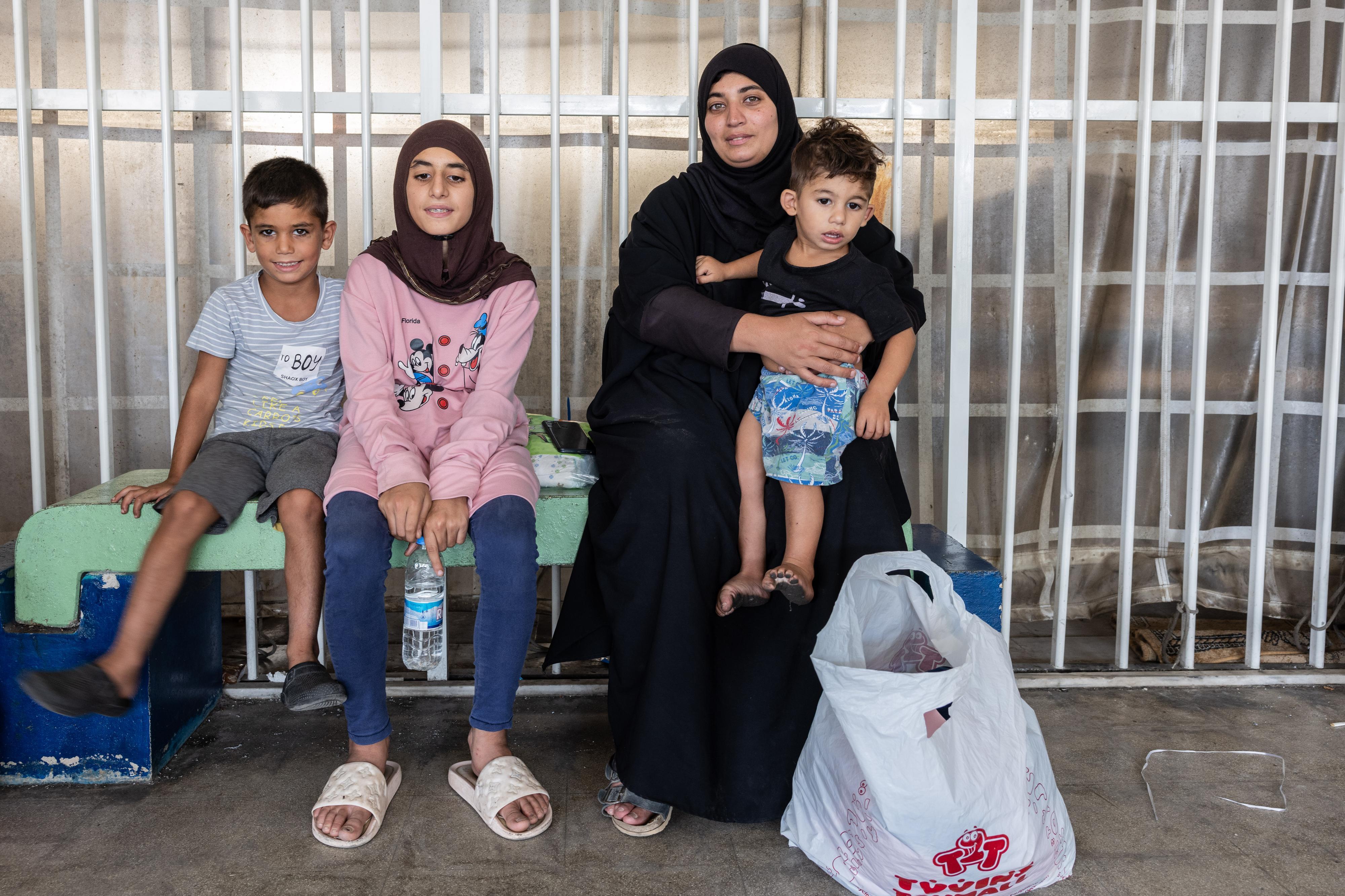 Beiroet: Fatima Haidura en haar kinderen na de vlucht vanuit Mais al-Dschabal in Zuid-Libanon