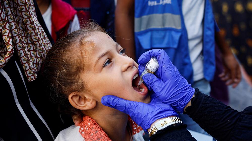 Krieg im Nahen Osten: Ein Kind erhält in Khan Yunis im Süden des Gazastreifens eine orale Impfung.
