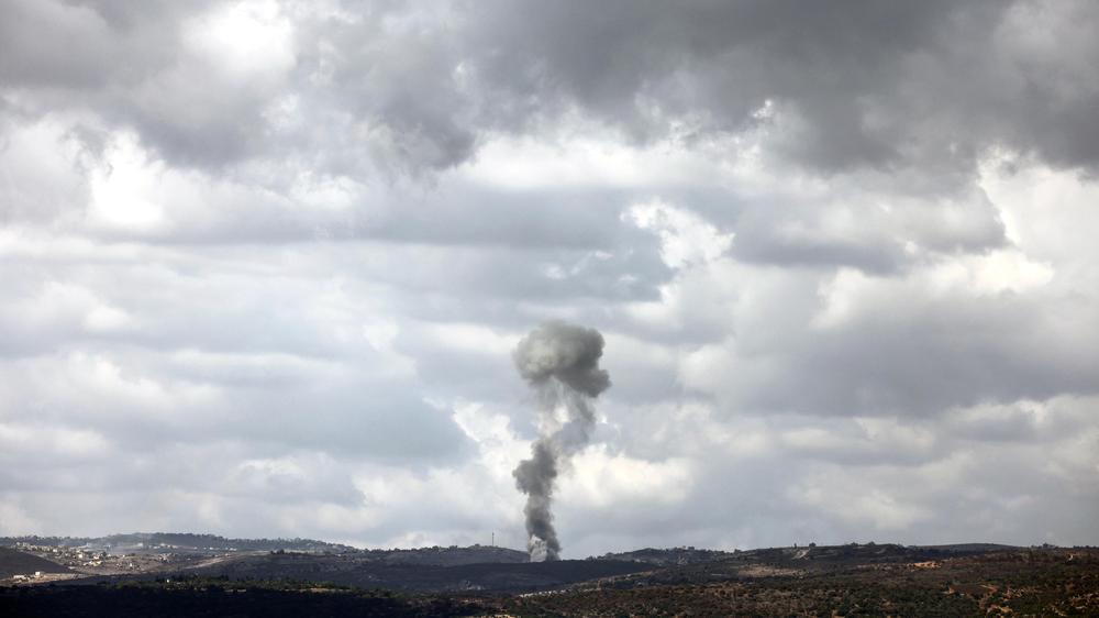 Krieg zwischen Israel und der Hisbollah: Rauch stijgt op naar een Israëlische Luftangriff in het zuiden van Libanon.