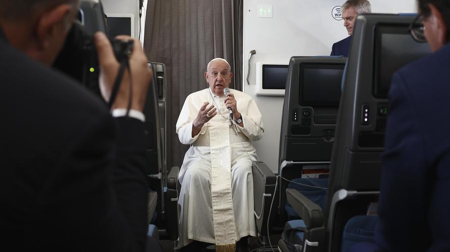 US-Wahlen: Papst Franziskus hält eine Pressekonferenz an Bord des päpstlichen Flugzeugs auf seinem Rückflug nach seiner 12-tägigen Reise durch Südostasien und Ozeanien.