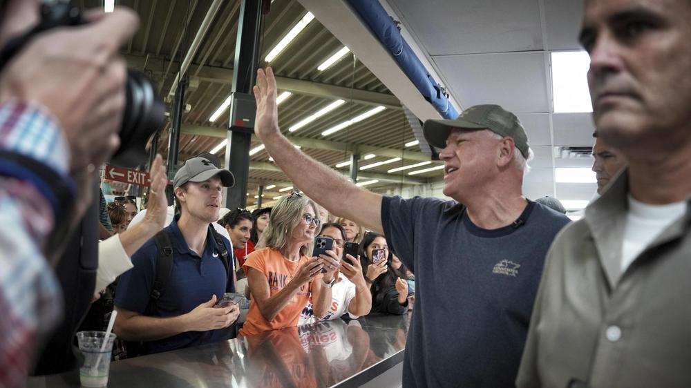 US-Wahlkampf: Der demokratische Vizepräsidentschaftskandidat Tim Walz, hier beim Besuch der Minnesota State Fair, ist derzeit pausenlos im Wahlkampf.