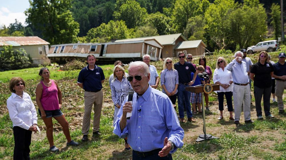  US-Präsident Joe Biden spricht in Lost Creek im US-Bundesstaat Kentucky. Der Staat ist von Überschwemmungen betroffen.