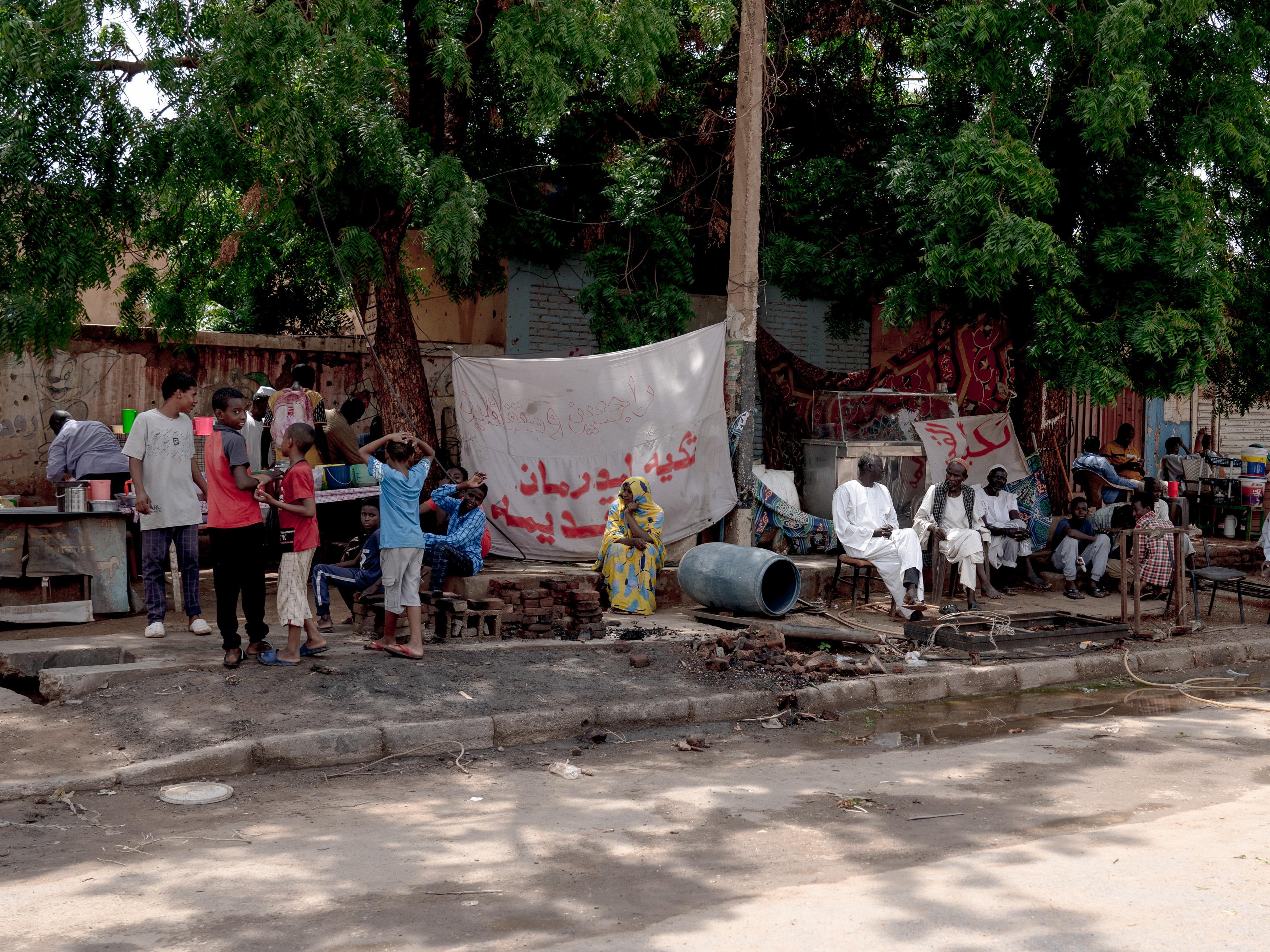 Burgerschap in Soedan: de mensen in Khartum en Omdurman leven hun leven. In deze Community-lessen kun je gratis Mahlzeiten verkrijgen.