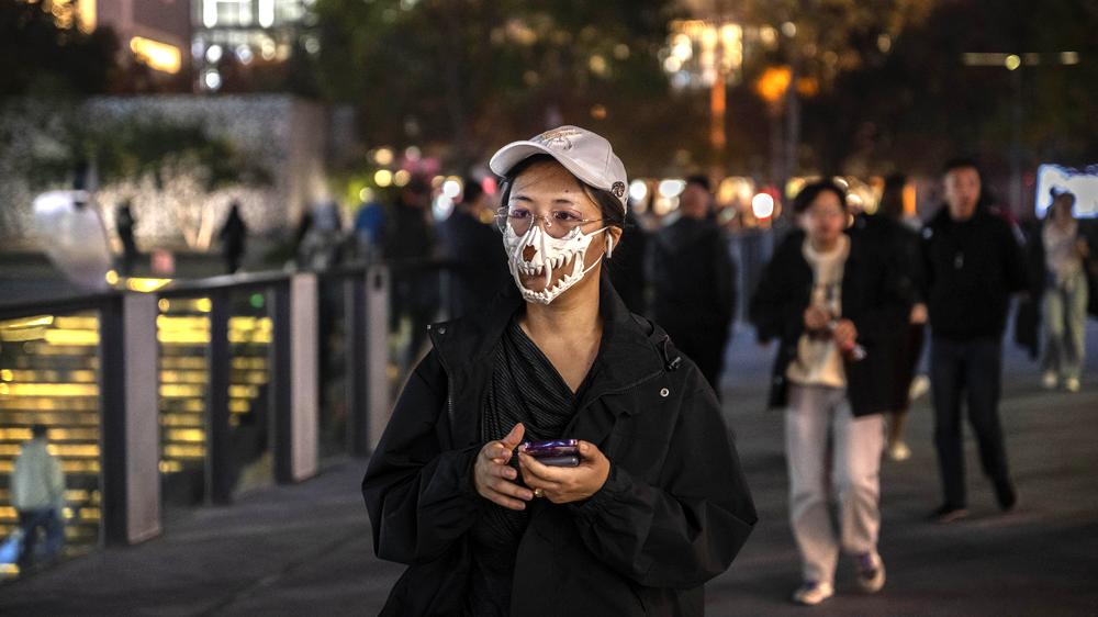 Halloween in China: Frau mit gruseliger Maske – das wünschen sich die chinesischen Behörden 