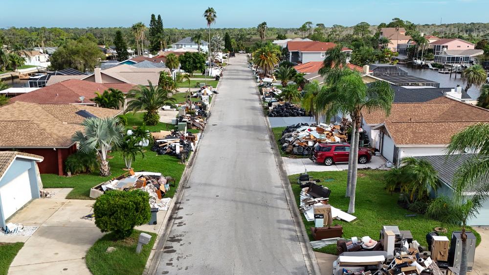  In Port Richey in Florida liegen noch Trümmer vom letzten Hurrikan, Helene. Behörden befürchten, dass Milton diese umherwirbeln könnte – es droht noch mehr Zerstörung.