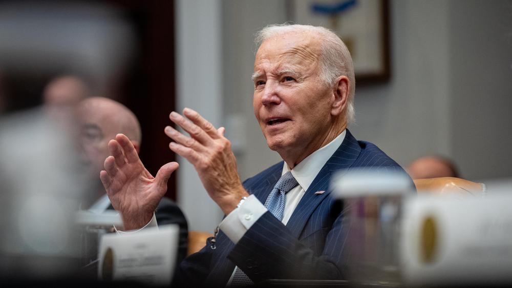  Bei einer Pressekonferenz im Weißen Haus informierte Joe Biden über die Reaktion der Regierung auf die Hurrikane Milton und Helene.