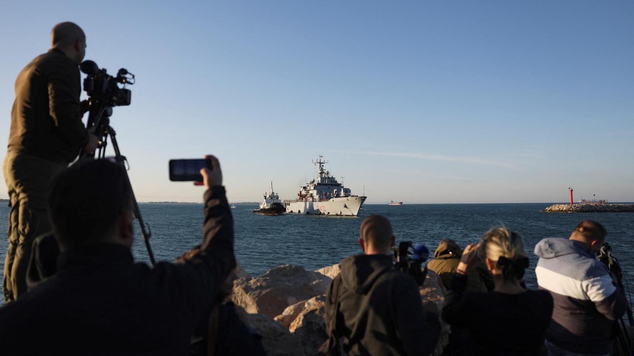 Politique migratoire : le premier bateau transportant des migrants italiens arrive en Albanie