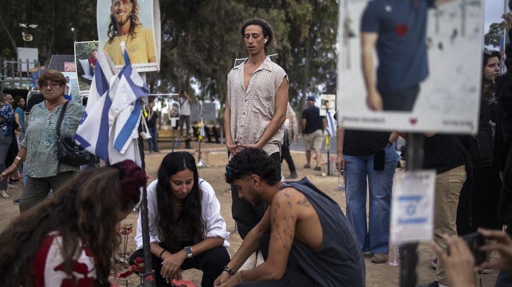  In Israel fanden am Montag verschiedene kleinere Gedenkveranstaltungen statt – hier auf dem Gelände des Nova-Festivals nahe dem Kibbuz Re'im im Süden Israels.