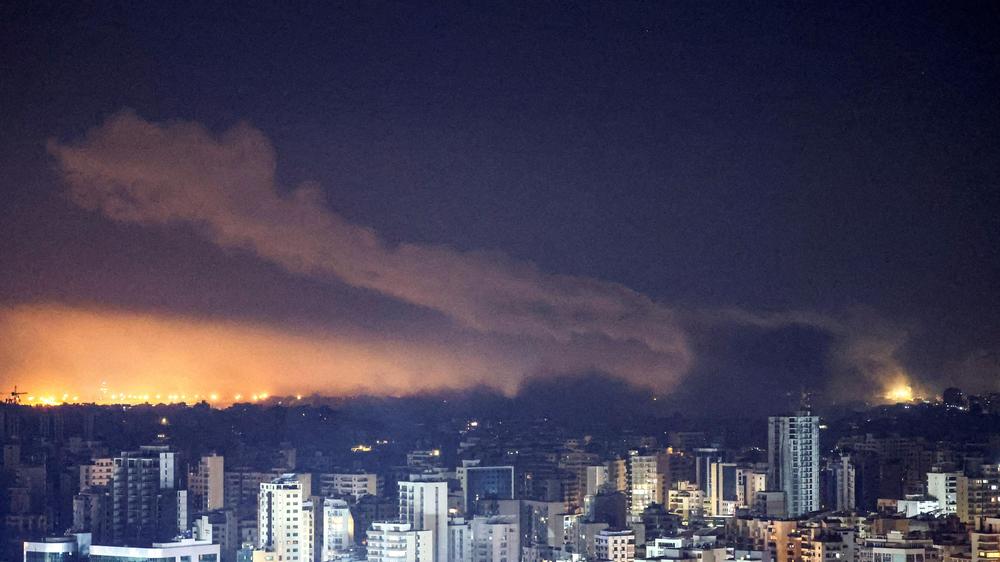  In Beiruts südlichen Stadtteilen gehen die Angriffe weiter. Hisbollah-Führer sprechen unterdessen mehr über Bemühungen um eine Waffenruhe.