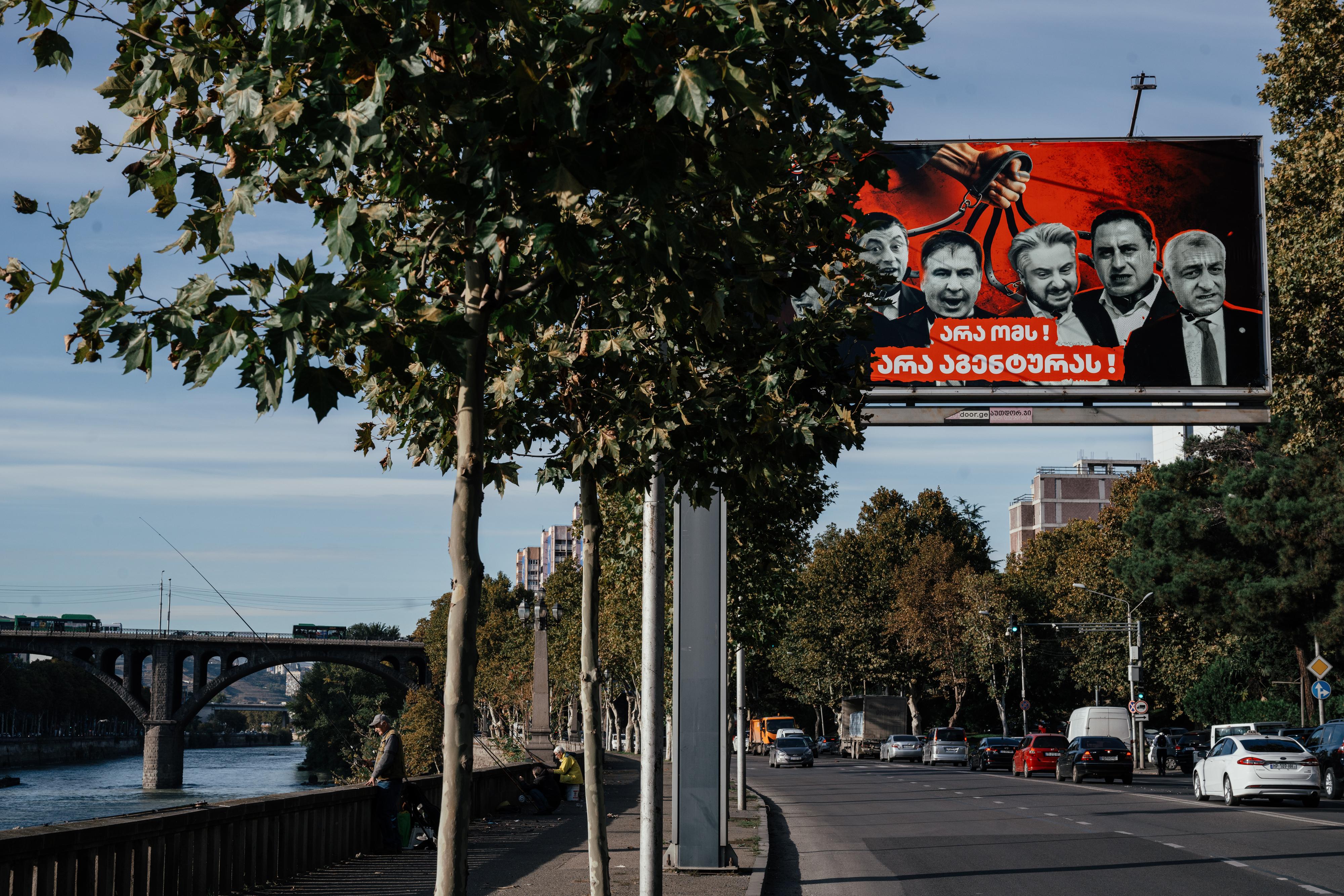 Parlamentswahlen in Georgien: Ein Plakat zeigt die angeleinte georgische Opposition in Tbilisi