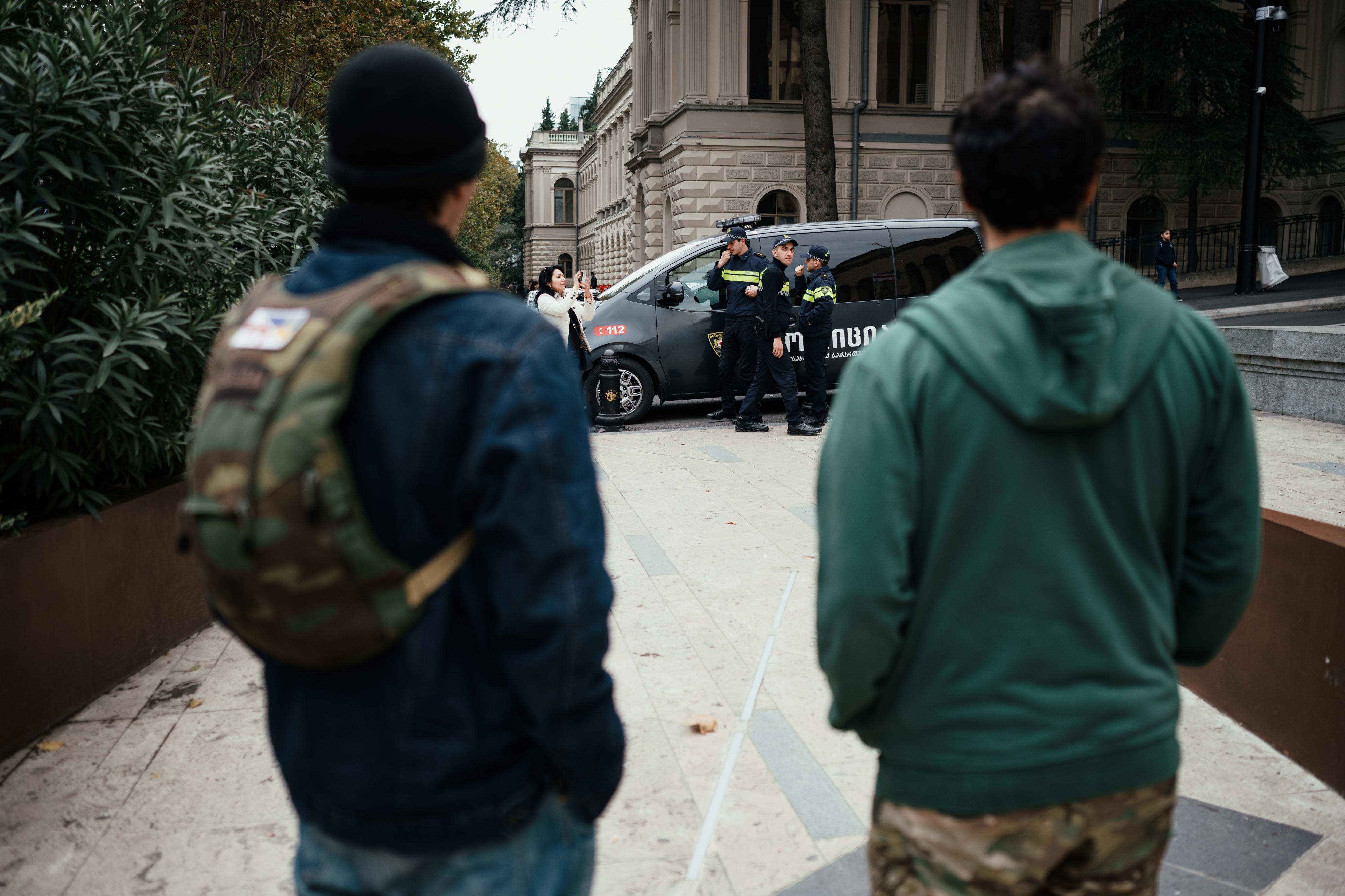 Parliamentarians in Georgien: Zwei Aktivisten Polizei begegnen, die regelmäßig aggressive gegen Protesters vorgeht