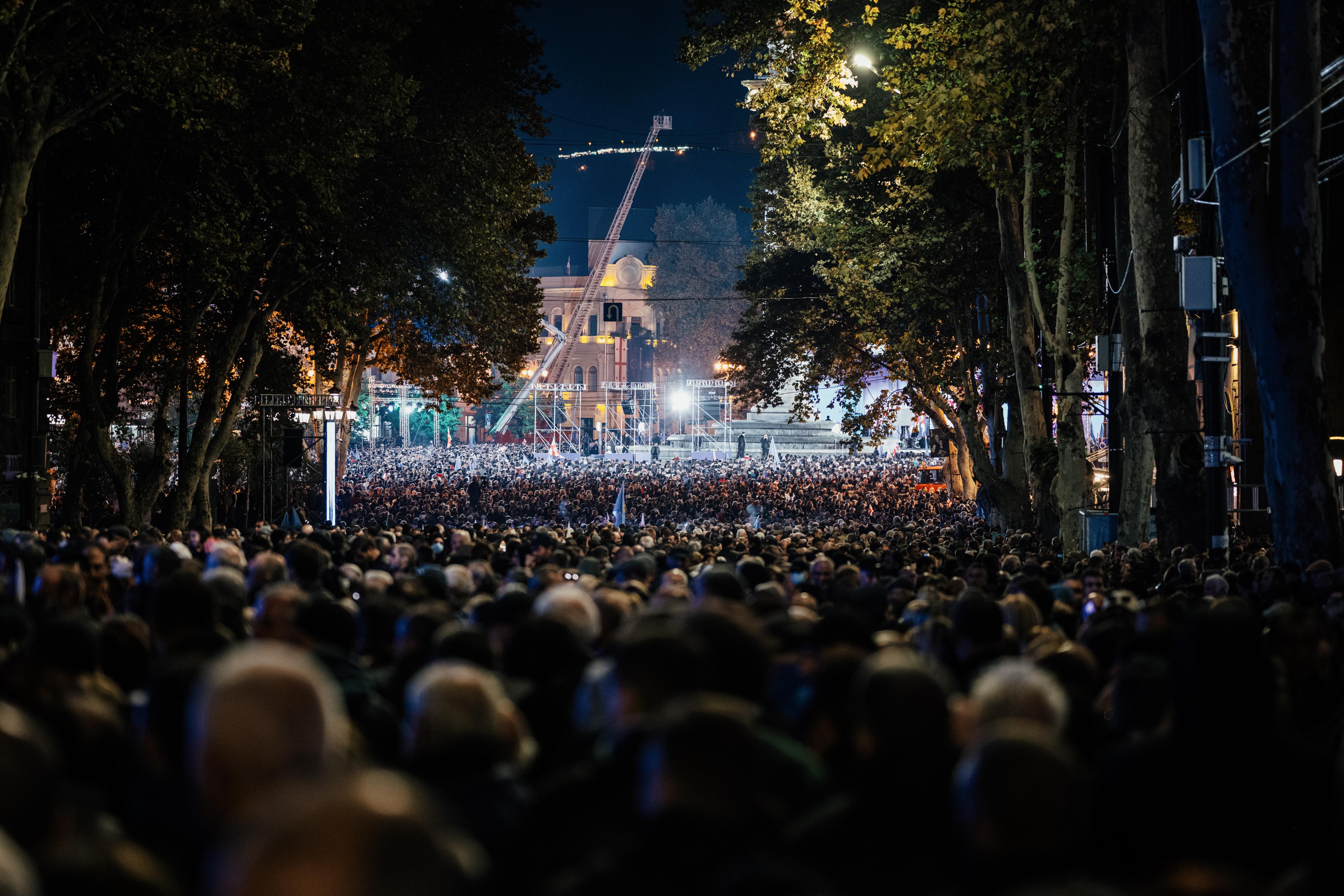 Parlamentswahlen in Georgien: Zehntausende Menschen nehmen an der letzten Veranstaltung der Regierungspartei teil. We had an extra meeting with Bussen in Hauptstadt