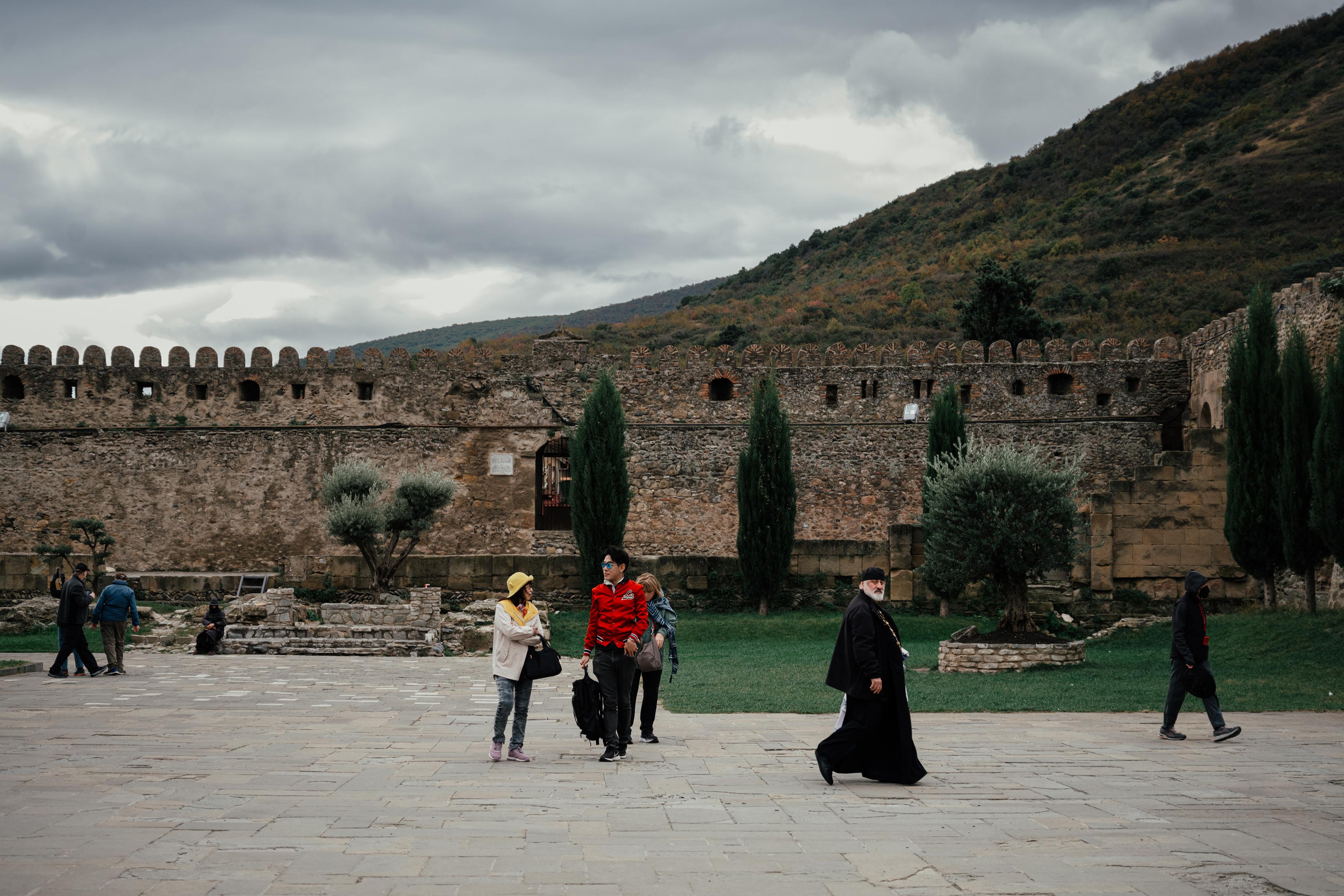 Parlamentswahlen in Georgien: Ein Priester between Swetizchoweli-Kathedrale and 11. Jahrhundert