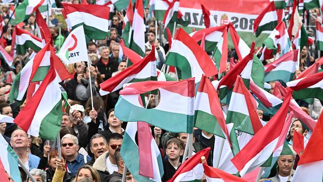 Hungary: Thousands of people demonstrate for press freedom in Budapest