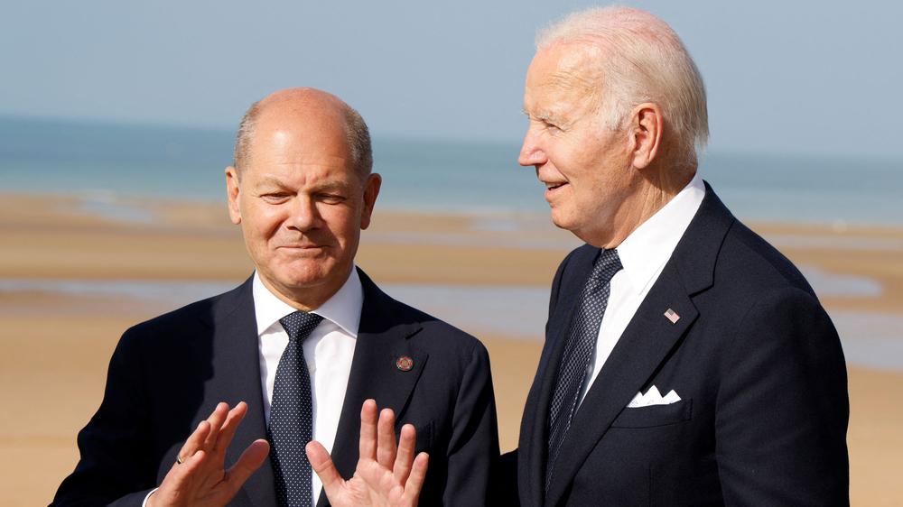  Bundeskanzler Olaf Scholz und US-Präsident Joe Biden Anfang Juni in der Normandie. Eine Zusammenkunft in Ramstein fällt vorerst aus.