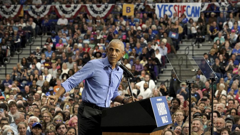  Der ehemalige US-Präsident Barack Obama während einer Wahlkampfveranstaltung in der University of Pittsburgh im umkämpften Bundesstaat Pennsylvania