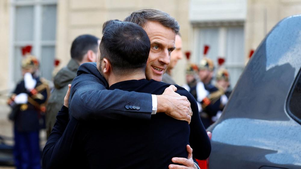  Frankreichs Präsident Emmanuel Macron verabschiedet Wolodymyr Selenskyj am Élysée-Palast in Paris