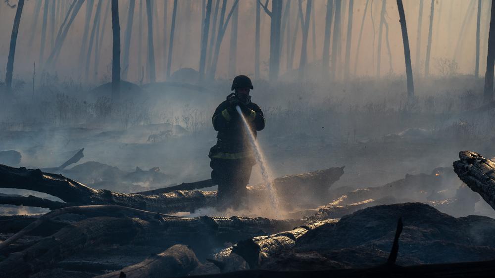  Die ständige Zerstörung und vielen Verluste, wie hier bei einer Bombenexplosion in Charkiw im September, mache die Ukrainer kriegsmüde, sagt der Historiker Hrytsak. Die Menschen wünschten sich vermehrt einen Waffenstillstand.