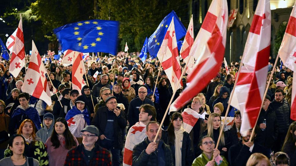 Georgien: Demonstranten schwenken während einer Pro-Europa-Kundgebung vor den Parlamentswahlen Flaggen.