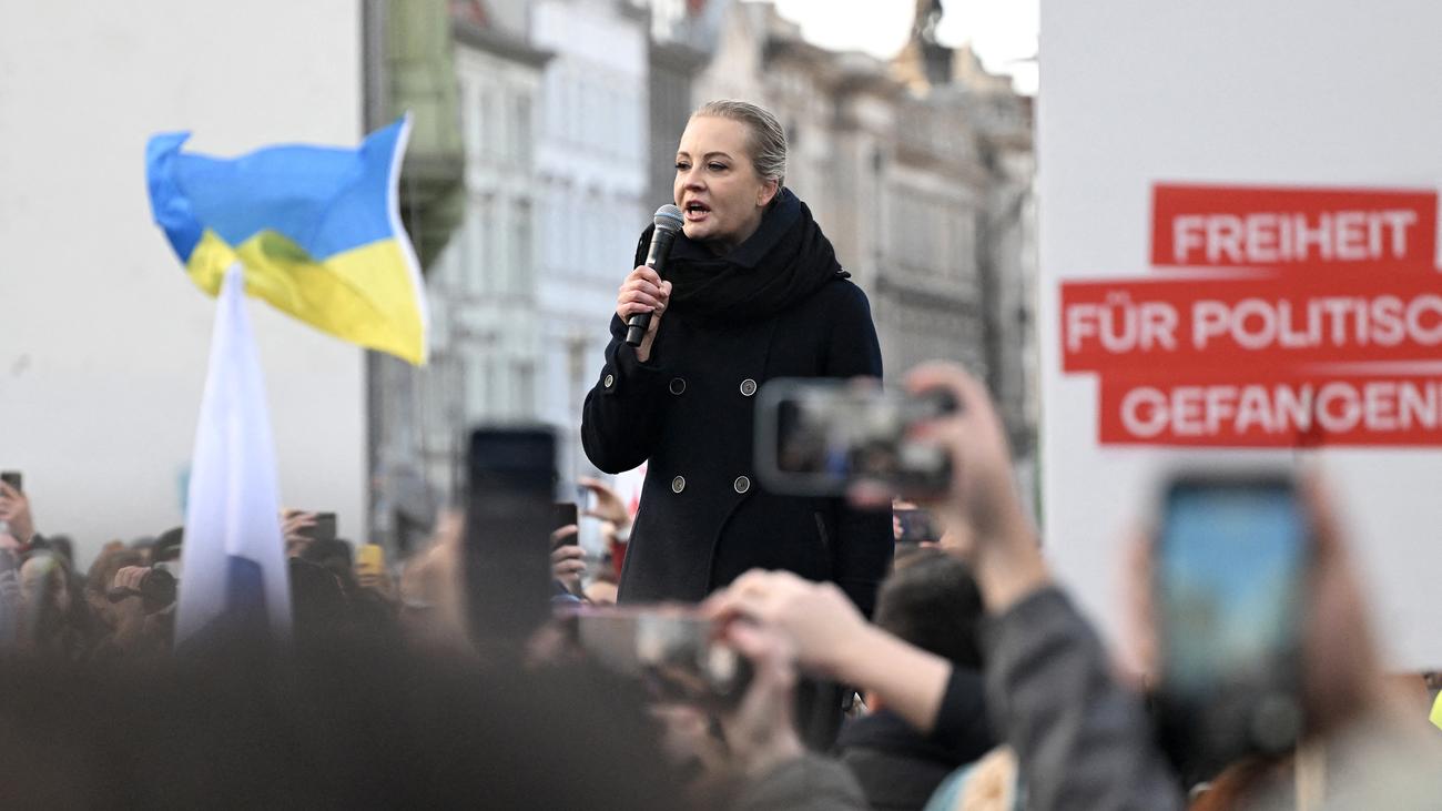 Antikriegsdemo in Berlin: "Putin ist nicht Russland. Ich liebe meine Nation"