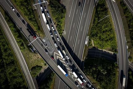 Autobahnausbau in der Schweiz: Fahrzeuge stauen sich am Limmattaler Kreuz, auf der Autobahn A1 vor dem Gubristtunnel. +++ dpa-Bildfunk +++08/07/2024 00:00:00