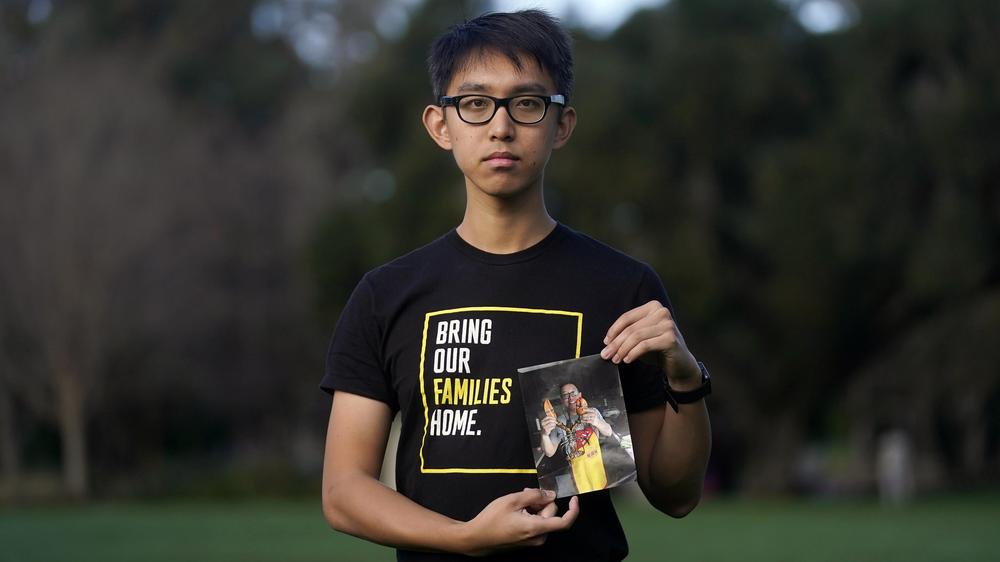  Harrison Li, der Sohn des nun freigelassenen Kai Li, bei einer Demonstration am 23. Januar 2024 in Palo Alto