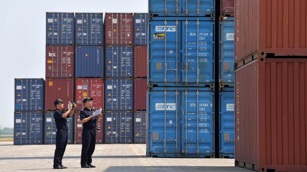  Chinesische Zollbeamte inspizieren Container im Hafen Longtougang in der Stadt Nanchang.