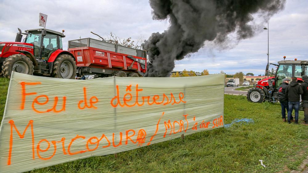  Französische Bauern protestieren am 18. November 2024 in der Gemeinde Soyons gegen das Freihandelsabkommen der EU mit den südamerikanischen Mercosur-Staaten.