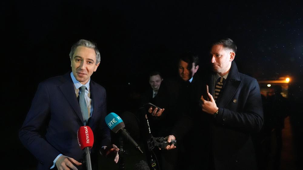  Der Premierminister und Vorsitzende der Fine Gael Partei, Simon Harris (l) könnte, wenn sich die Befragungen bestätigen, mit seinem Koalitionspartner Fianna Fáil in Irland weiter regieren.