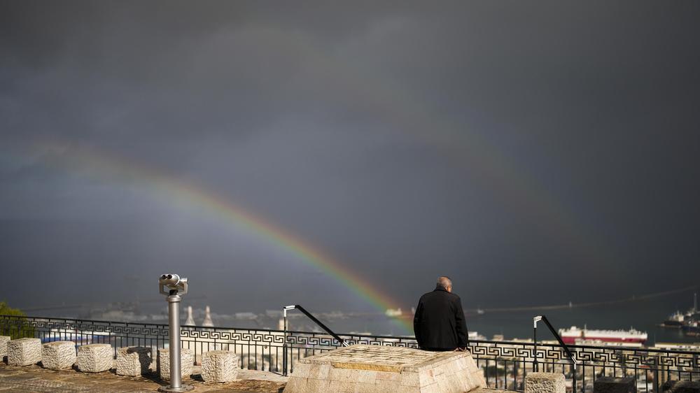  In Haifa im Norden Israels beobachtet ein Mann einen Regenbogen.