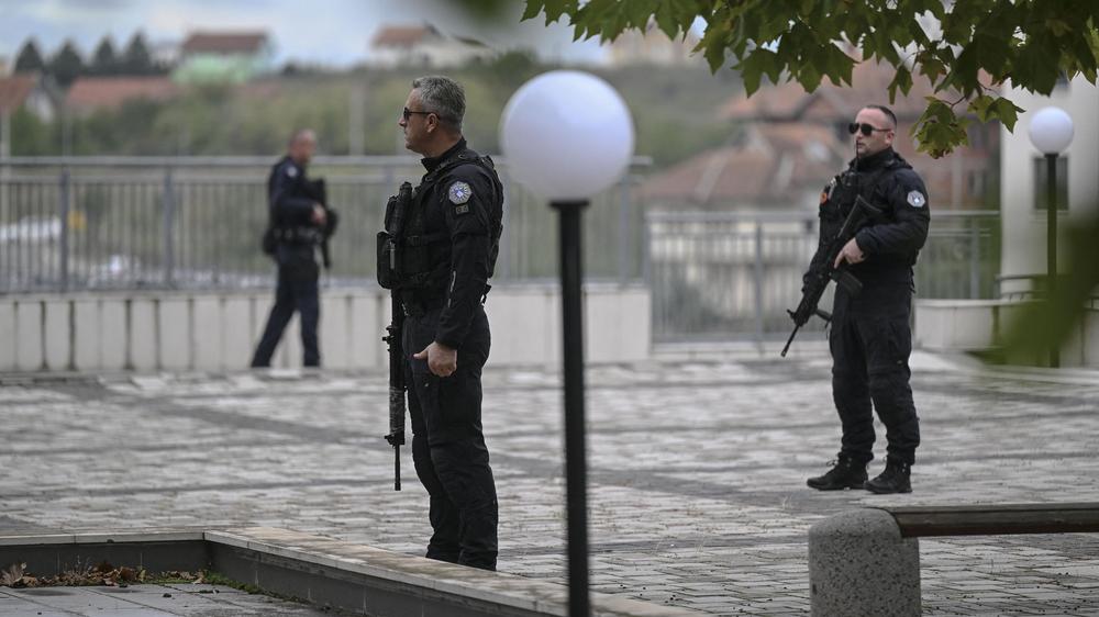  Mitglieder einer Spezialeinheit der Polizei bewachen im Oktober ein Gerichtsgebäude während eines Terrorprozesses gegen ethnische Serben.