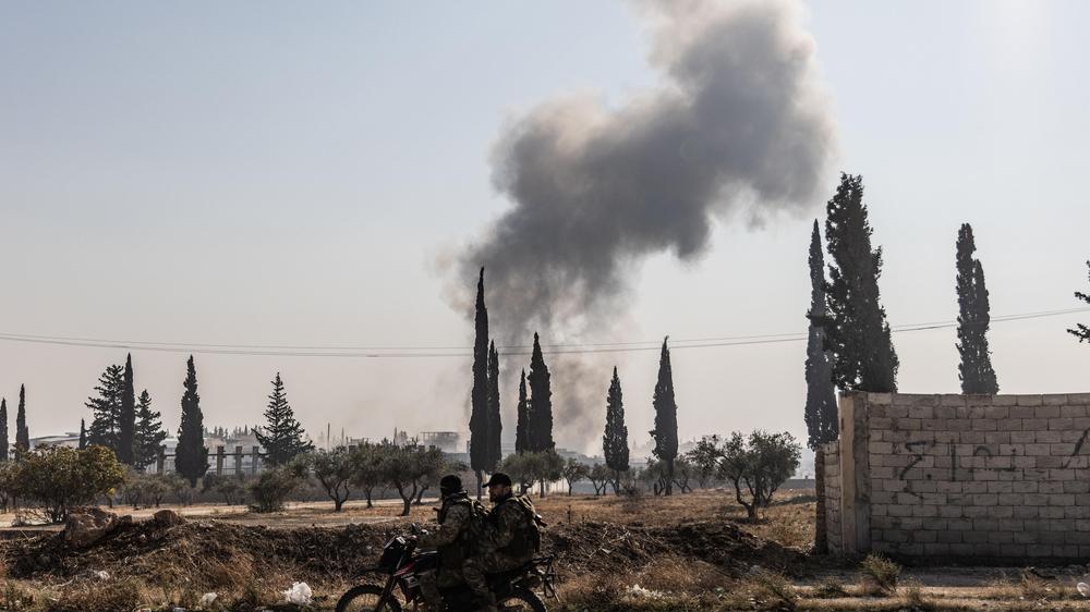  Nach einem Luftangriff des syrischen Regimes auf Kafr Naya, Aleppo, steigt Rauch auf. Oppositionsgruppen haben in der Region die Kontrolle über mehrere Städte übernommen.