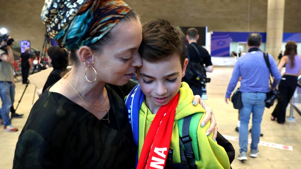 Maccabi-Tel-Aviv-Fans: Eine Frau umarmt ihren Sohn, Fan von Maccabi Tel Aviv, am Flughafen in Tel Aviv.