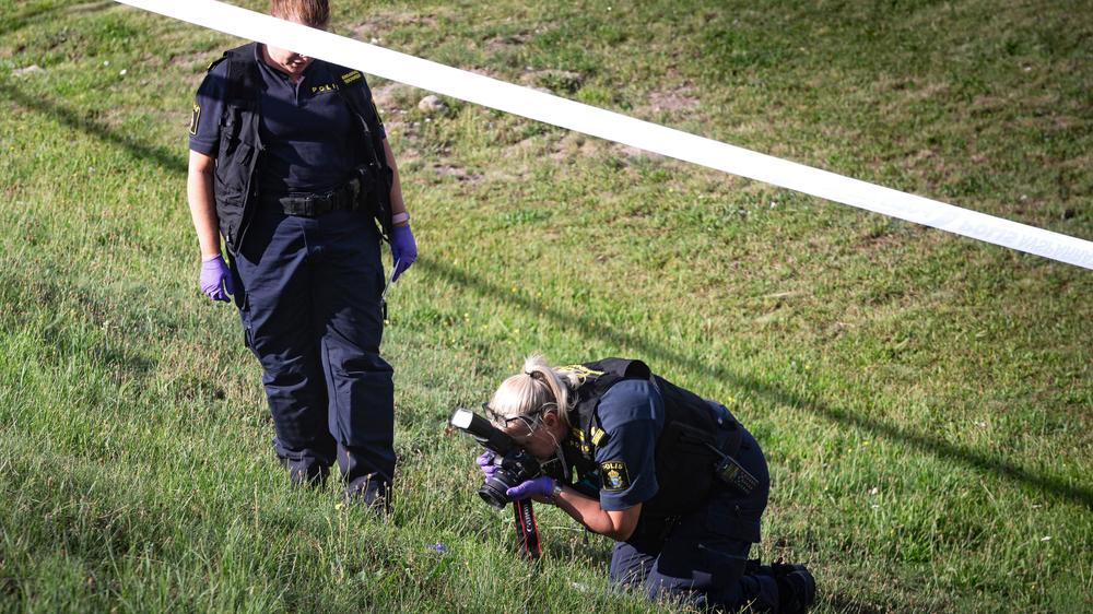  Schwedische Polizistinnen untersuchen einen Tatort, das Land kämpft seit Jahren gegen steigende Bandenkriminalität.