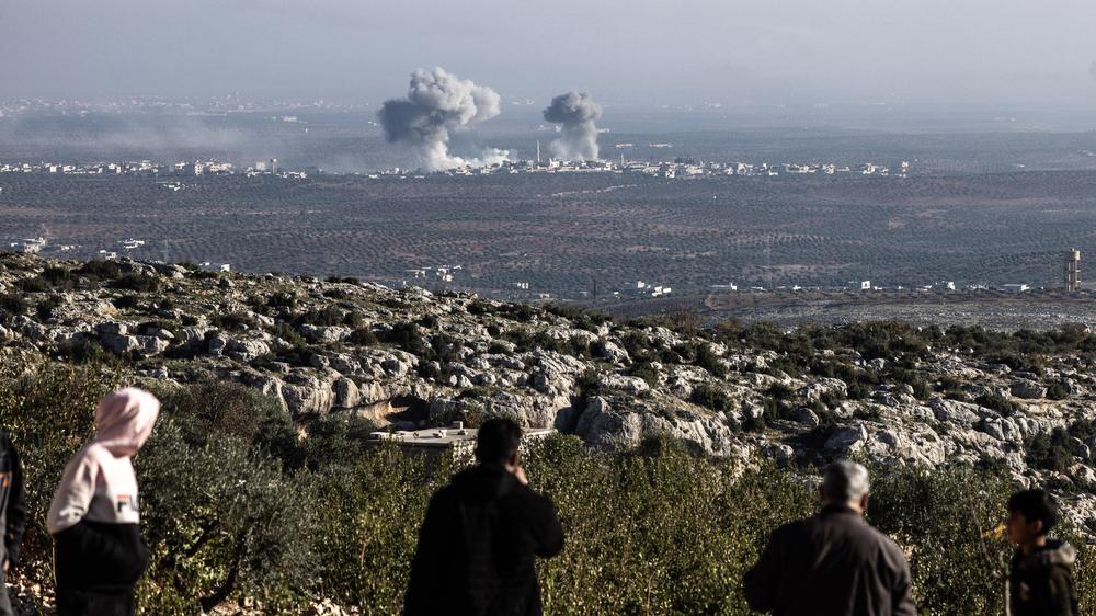  Nach einem Luftangriff des syrischen Regimes auf die Stadt Majdalya in der Region Idlib steigt Rauch auf.